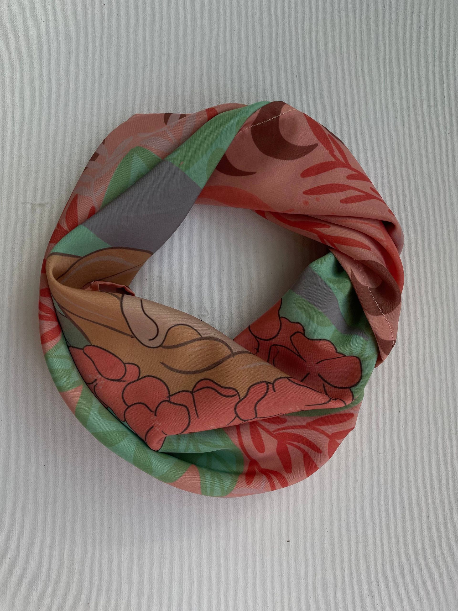 Bufanda circular con estampados florales en colores rosa, verde y marrón.