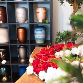 Individueller Blumenschmuck als Teil einer persönlichen Abschiednahme in Hannover Trauerfloristik und Blumenschmuck für eine Bestattung in Hannover