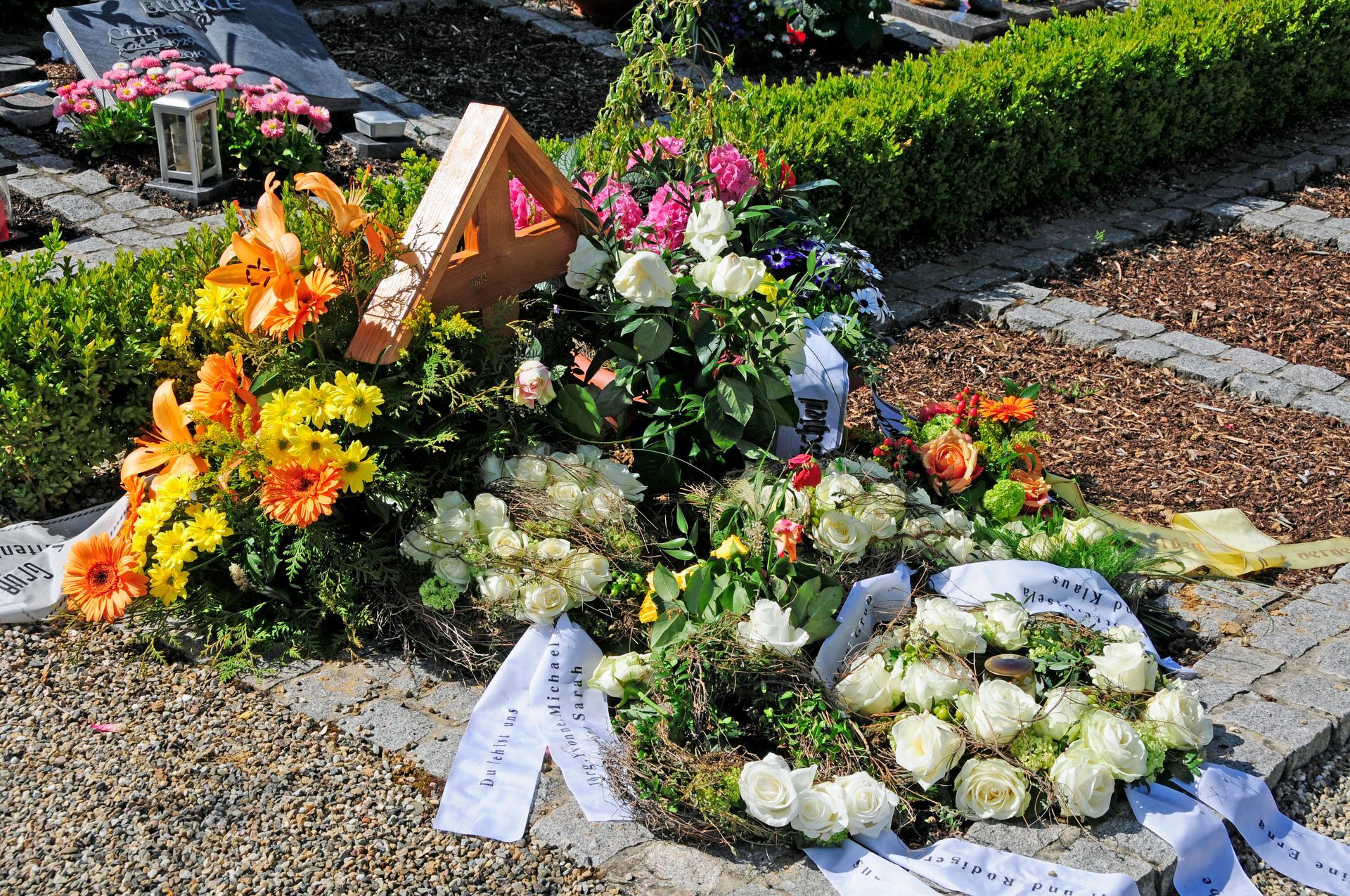 Urne Blumenschmuck