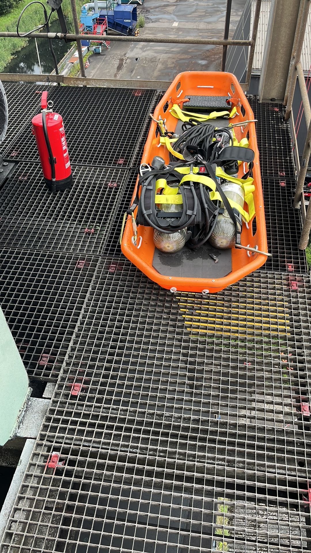 Brandwachtnoord heeft een compleet rescue team met ademlucht mocht er onverhoopt toch iets gebeuren in een besloten ruimte op het chemiepark.
