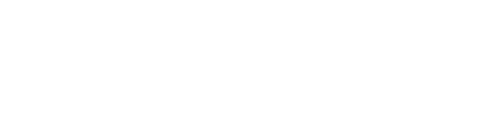 Beyaz bir arka plan üzerinde, şeffaf plastik ambalaja sarılmış pembe, kalp şeklinde bir çikolata lolipopun yakın çekim fotoğrafı.