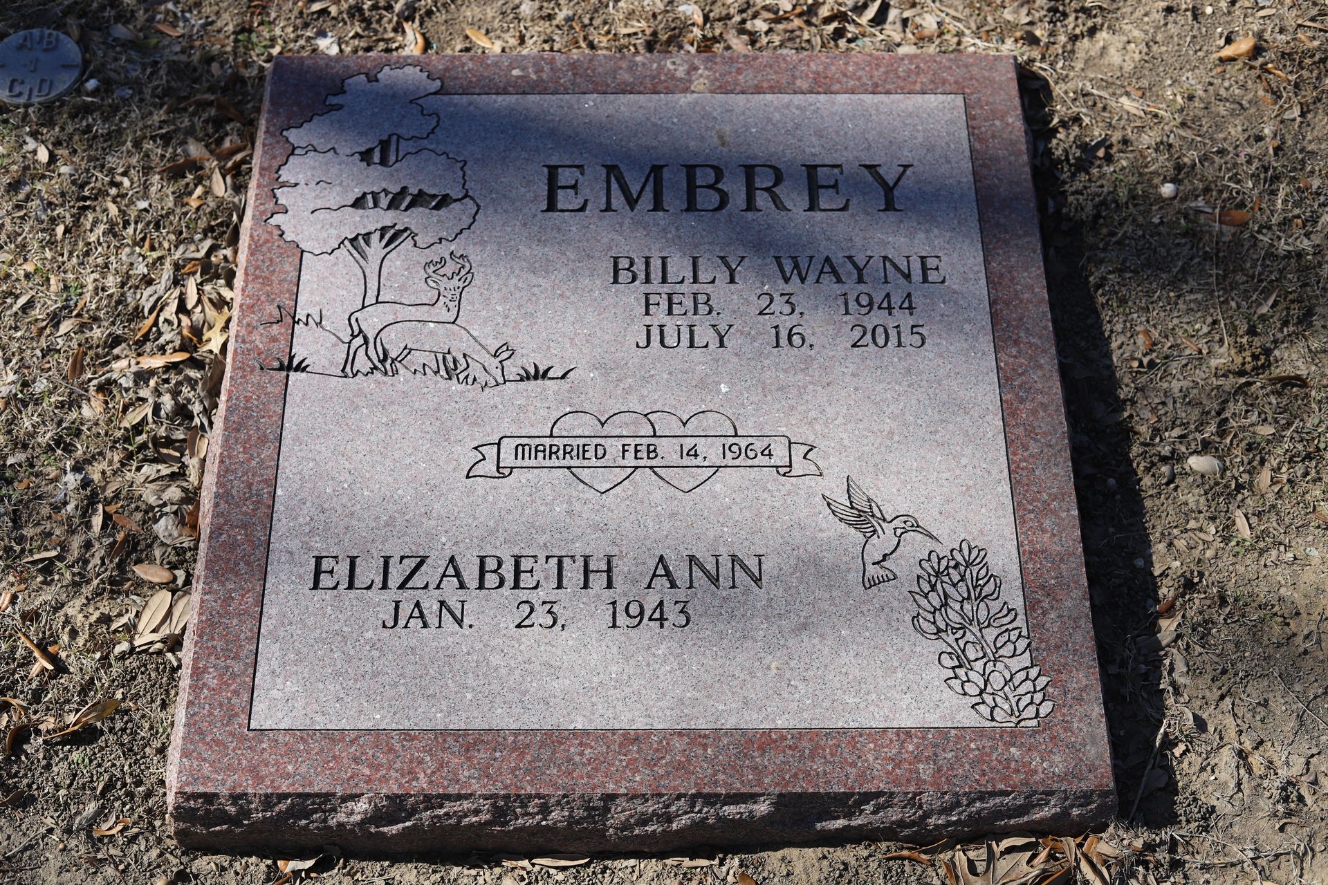 Gravestone of Billy Wayne and Elizabeth Ann Embrey. Dates of birth and death are inscribed.