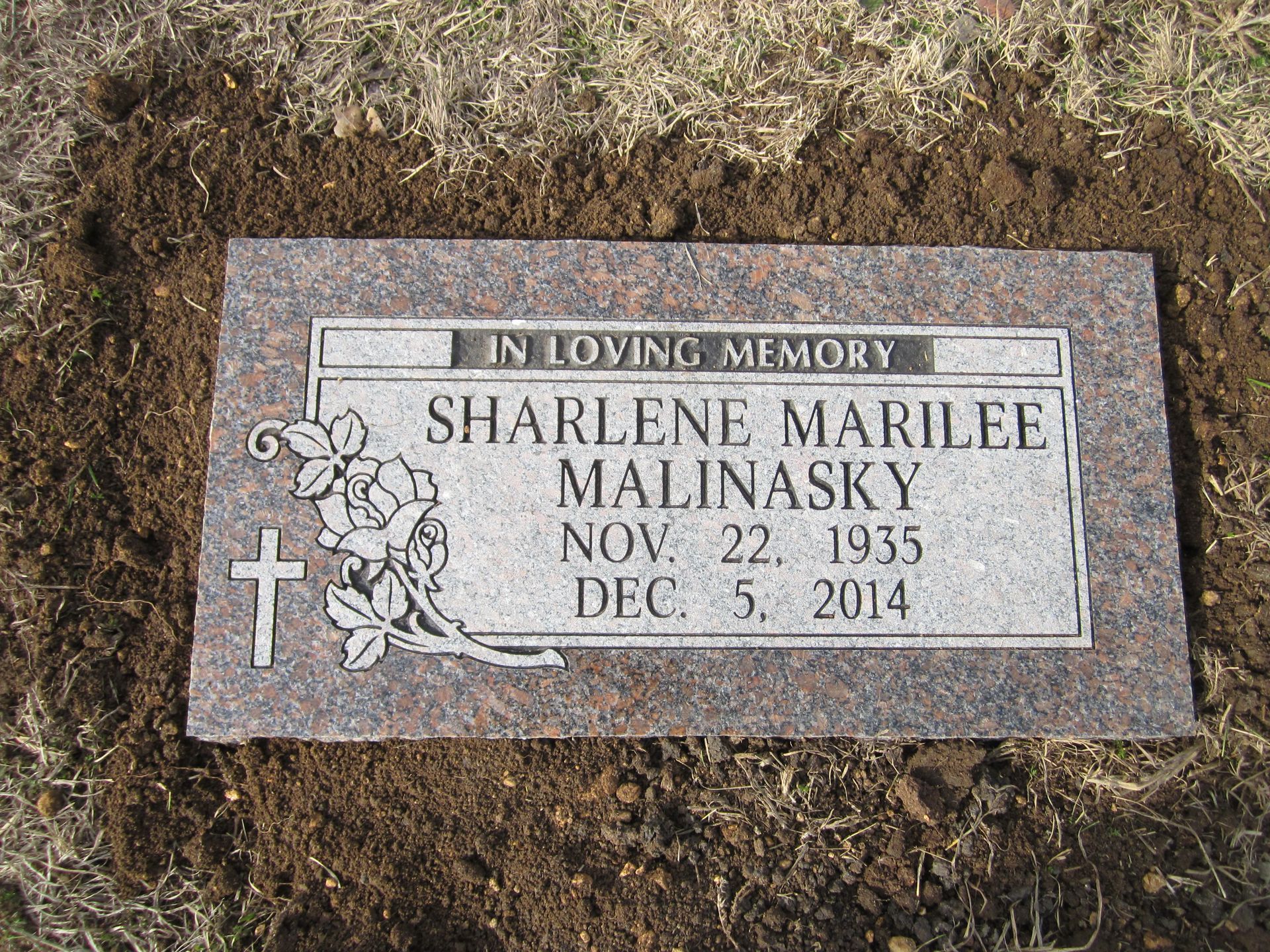Headstone: Sharlene Marilee Malinasky, dates Nov. 22, 1935 - Dec. 5, 2014, in a grave with fresh soil.