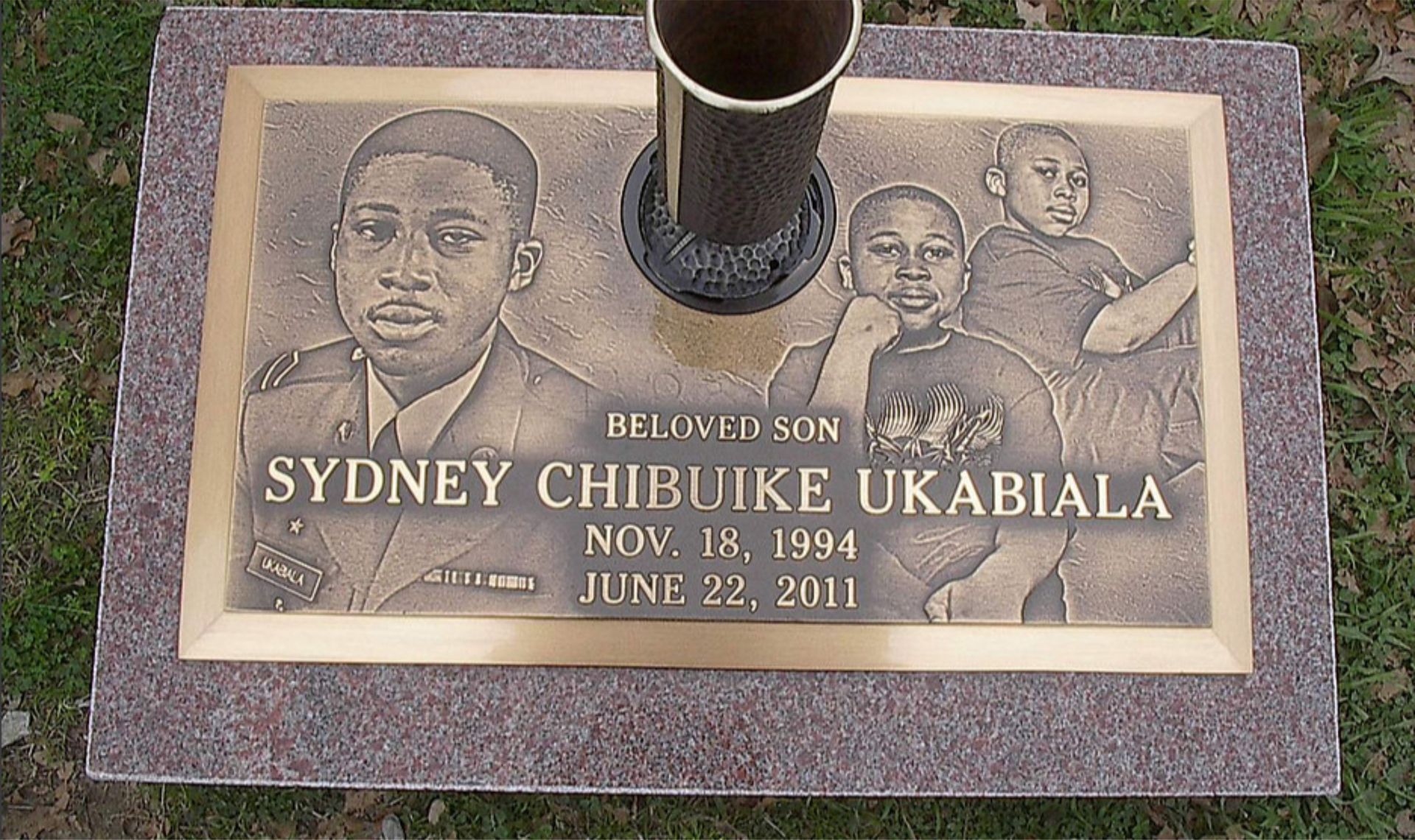 Bronze grave marker with portraits and inscription: 