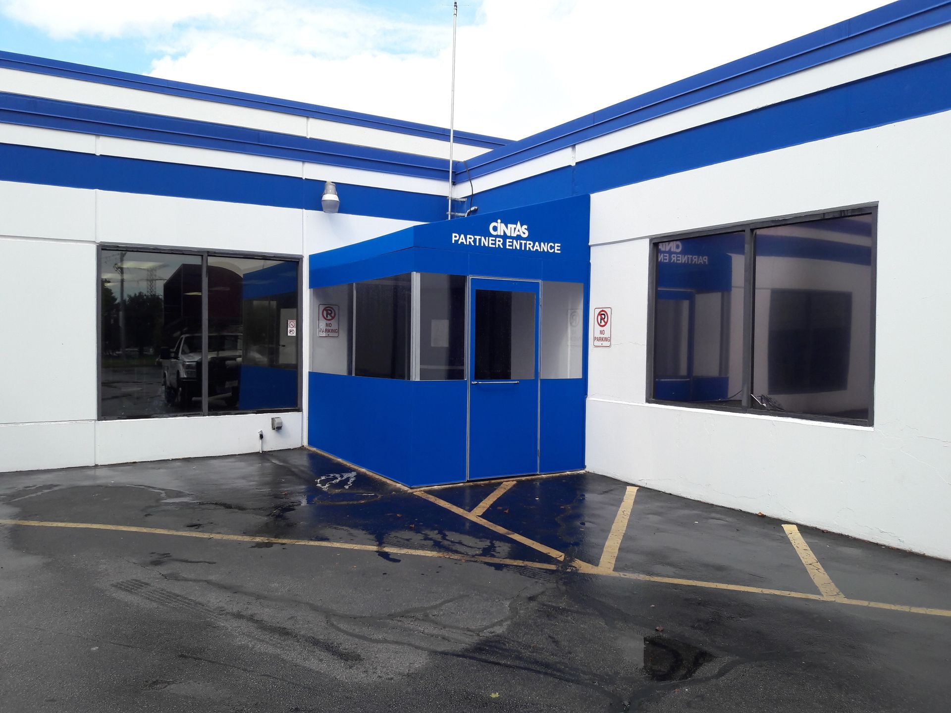 A blue and white building with the word emergency on it