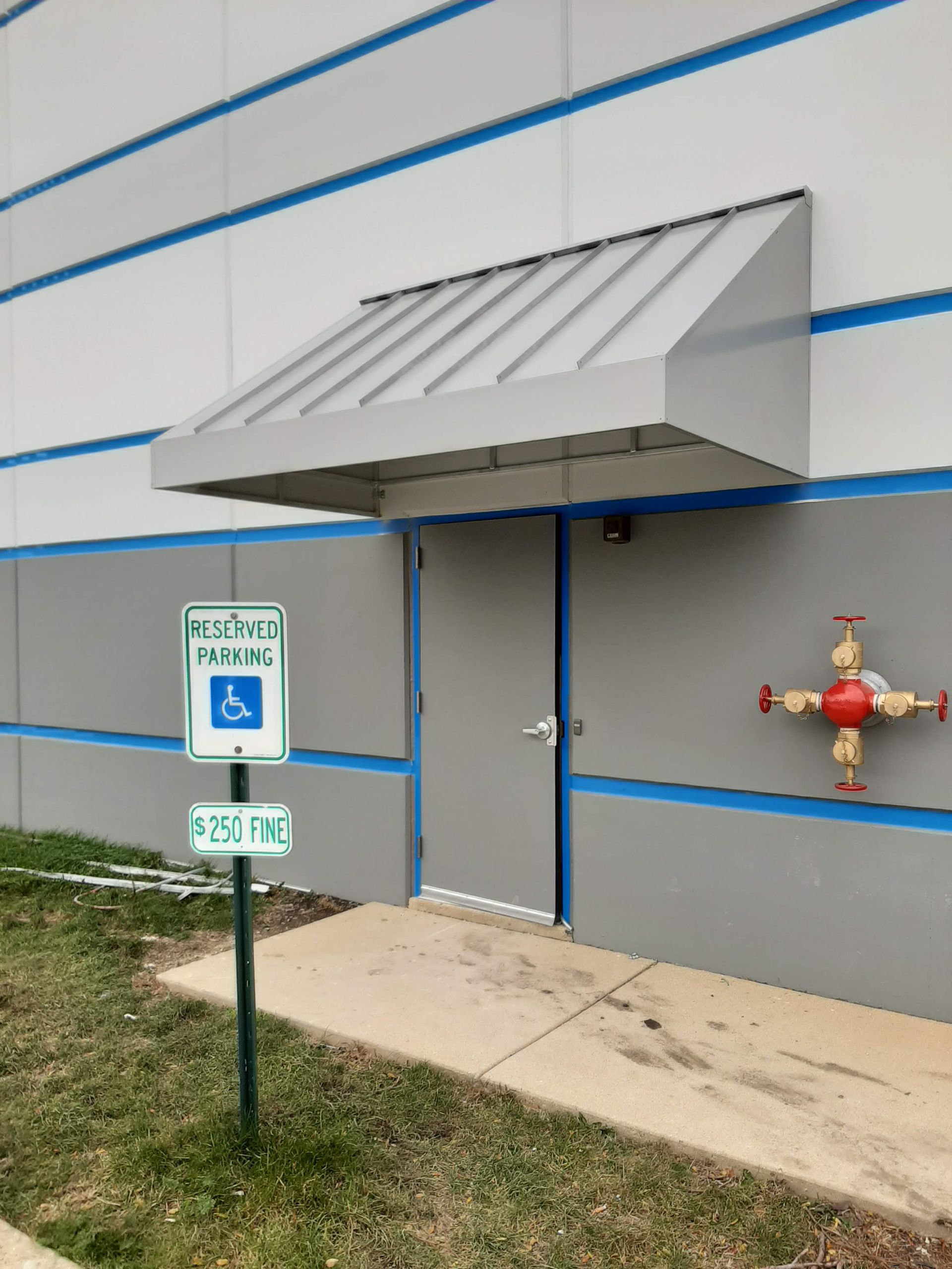 A handicapped parking sign in front of a building