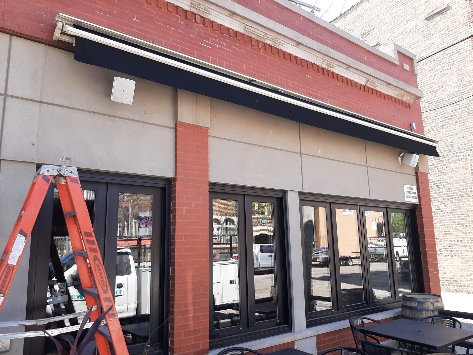 A ladder is sitting on the side of a building.