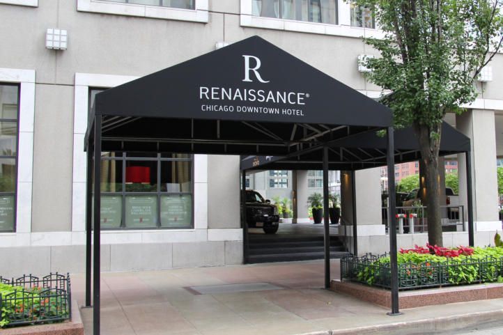 The entrance to the renaissance hotel in chicago