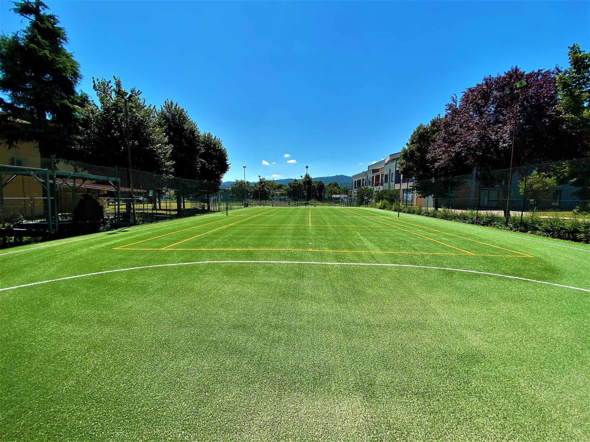 campo da tennis in erba sintetica