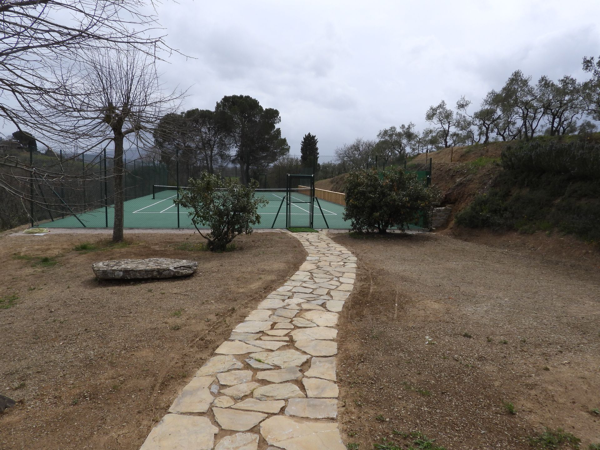 campo da tennis in resina acrilica sportiva