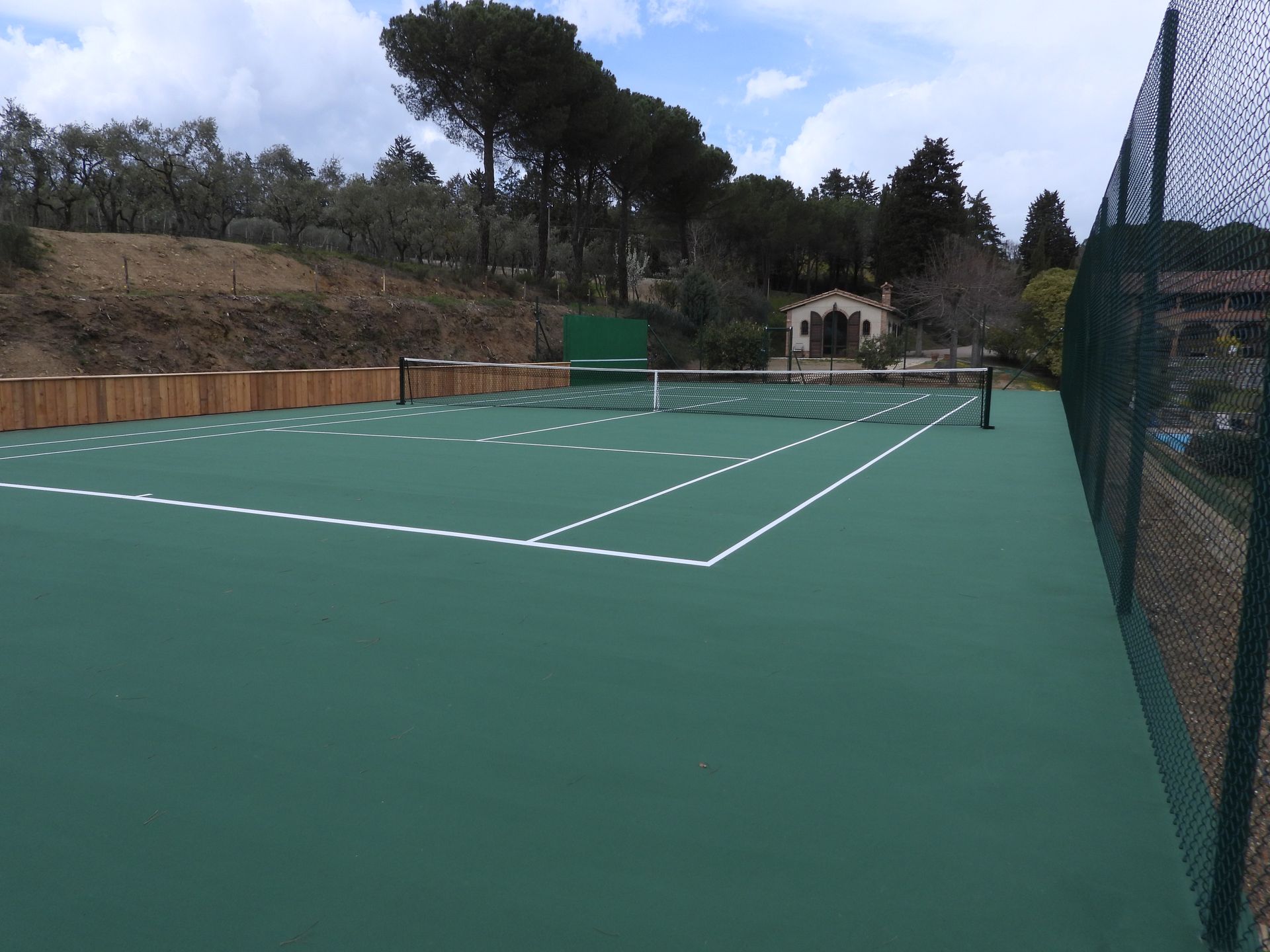 campo da tennis in resina acrilica sportiva