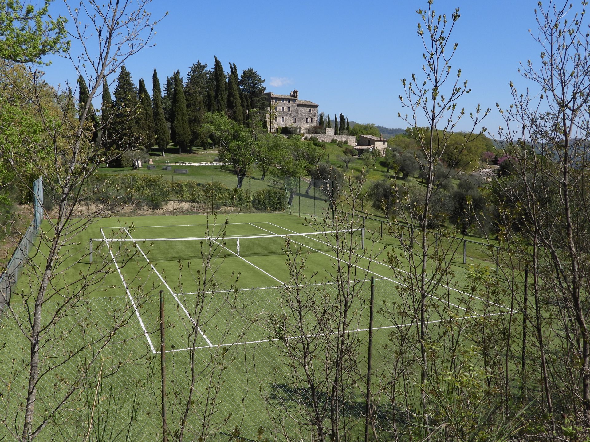 campo da tennis in erba sintetica