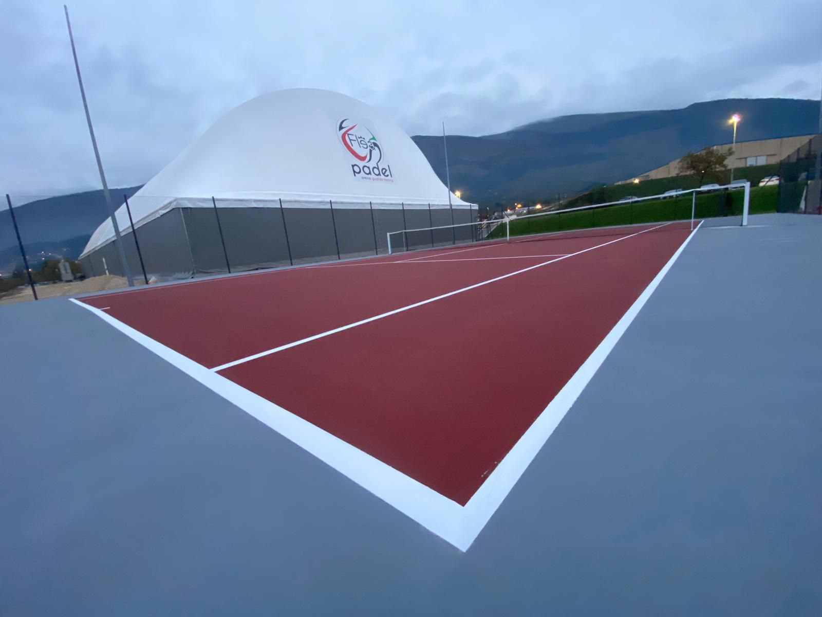 campo da tennis in resina acrilica sportiva