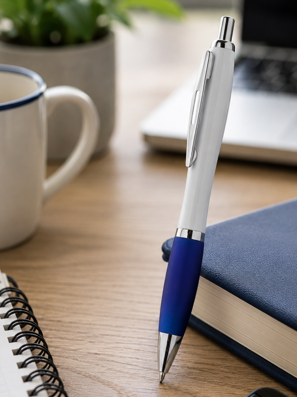Penna a sfera in plastica personalizzabile con logo aziendale, ideale per fiere, reception e distribuzione promozionale. Penna in plastica personalizzata su taccuino