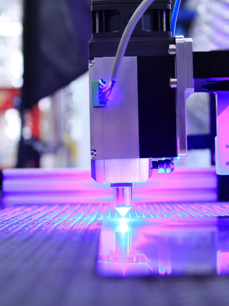 lavorazione pannelli rigidi con tecnologia di stampa e incisione di precisione
