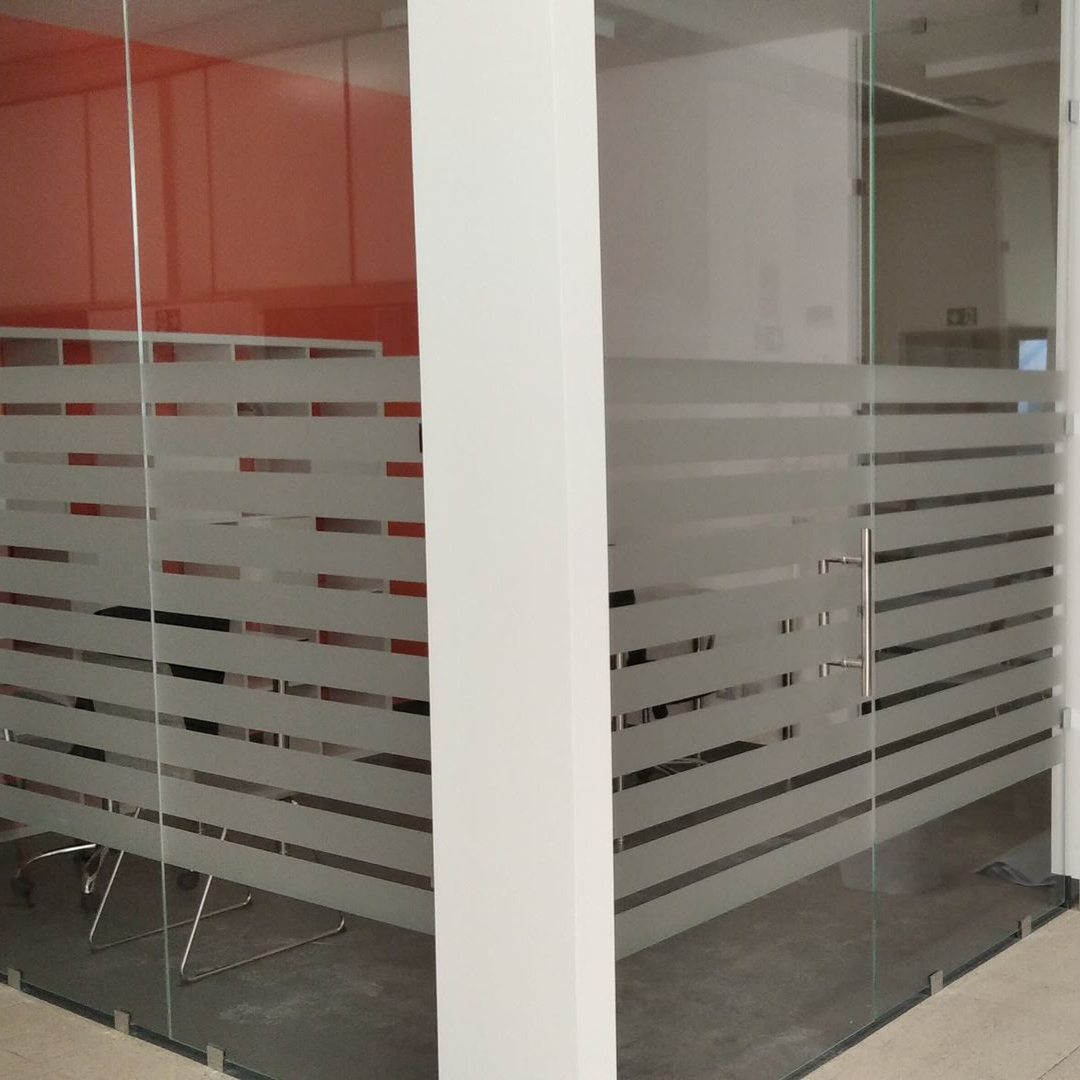 Pellicole satinate decorative su pareti vetrate per uffici