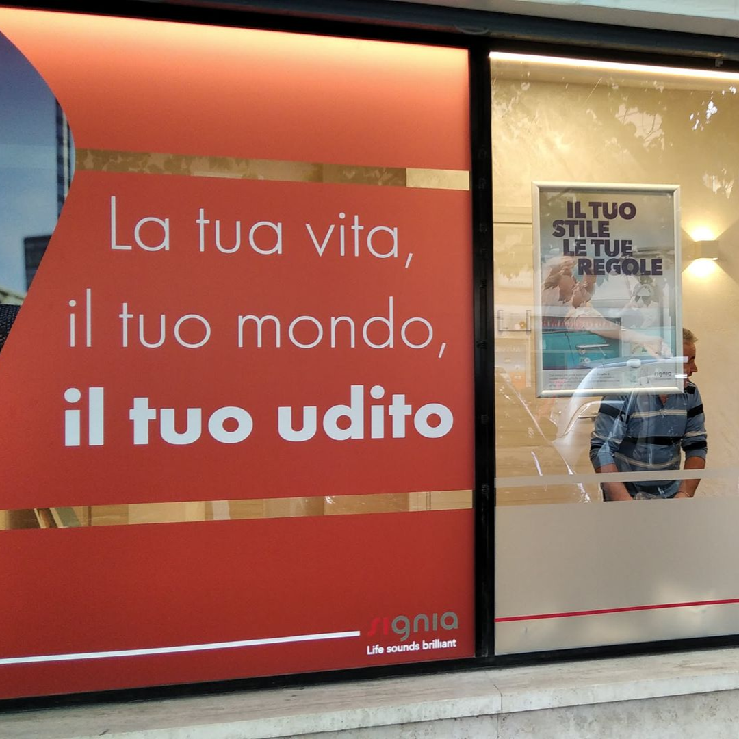 Vetrina commerciale personalizzata con vetrofanie promozionali