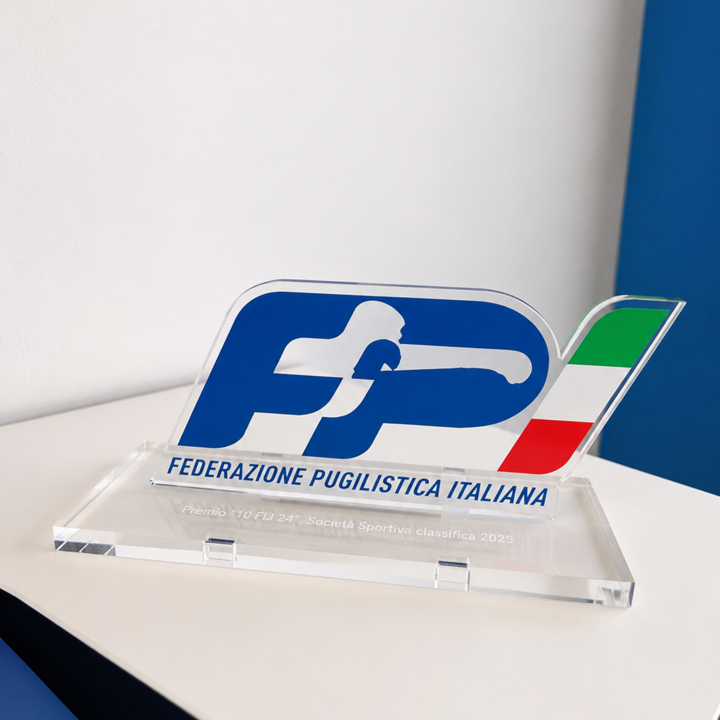 Premio personalizzato in plexiglass sagomato