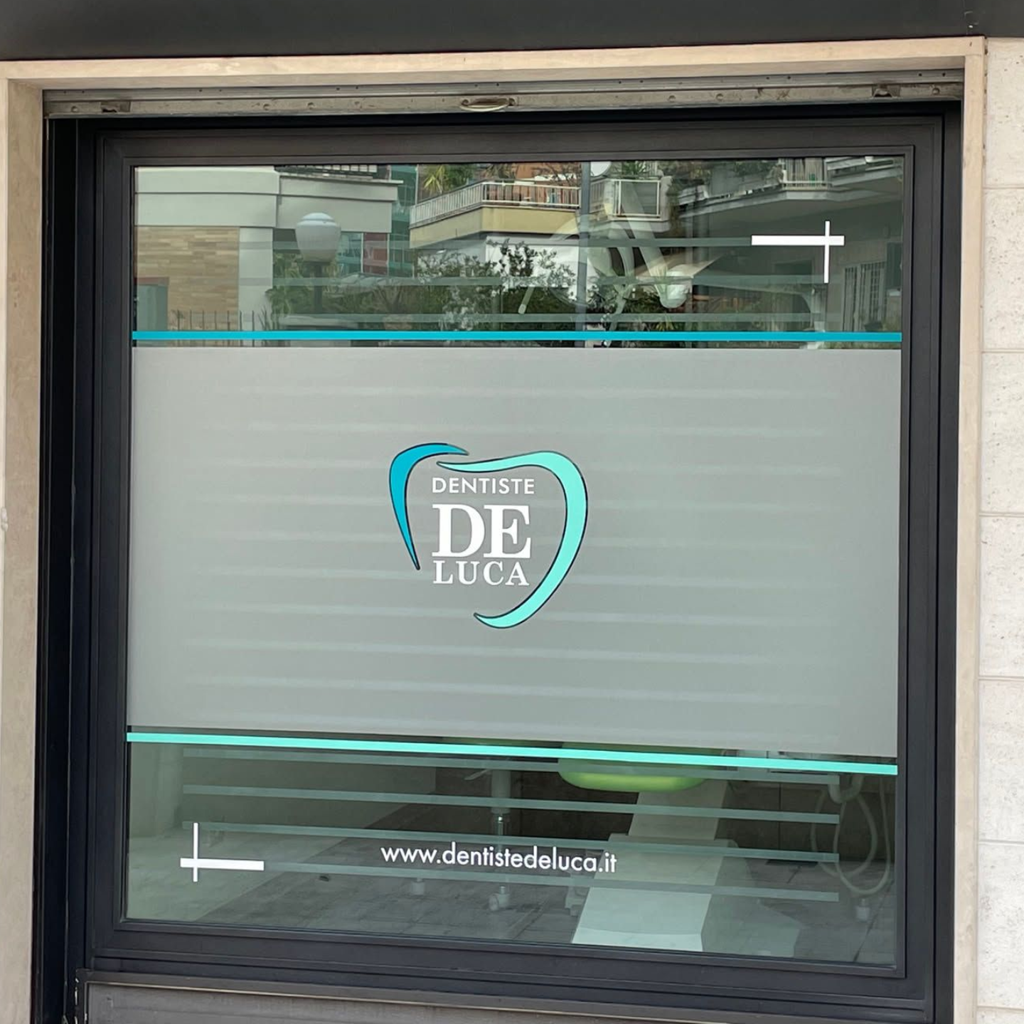 Pellicola satinata effetto sabbiato per studio dentistico a Roma