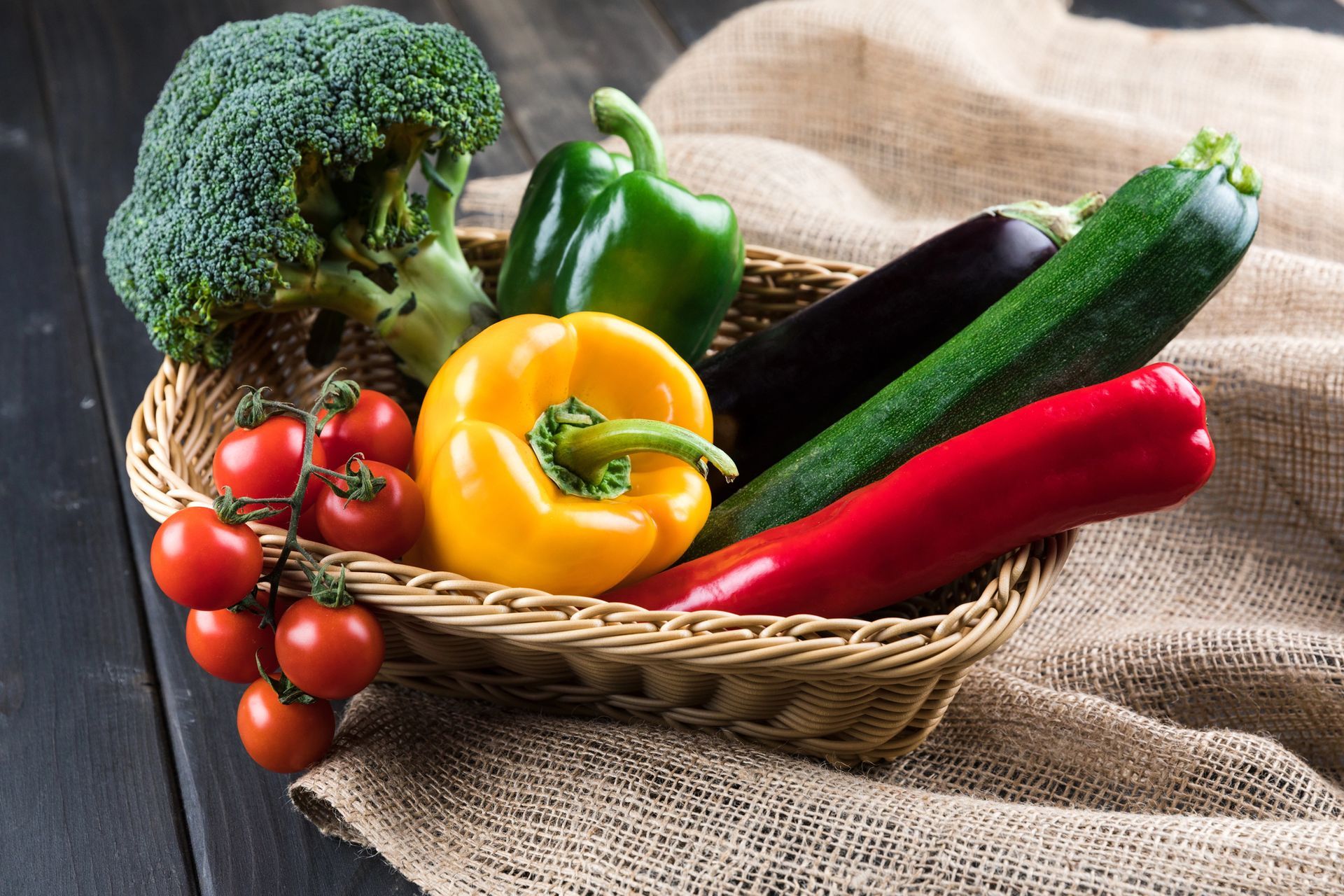 Cestino di verdure fresche: broccoli, peperoni, zucchine, melanzane e pomodori.