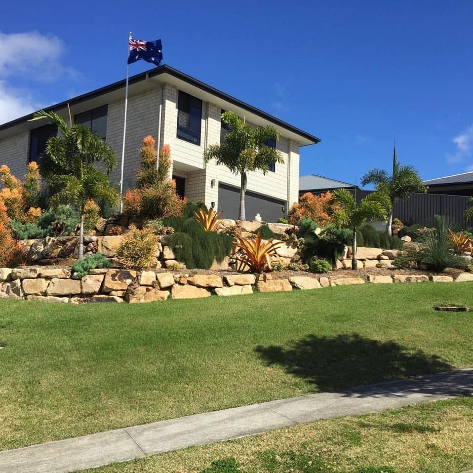 Suburban House With Rock Garden, Green Lawn — Border Rockwalls in Stotts Creek, NSW