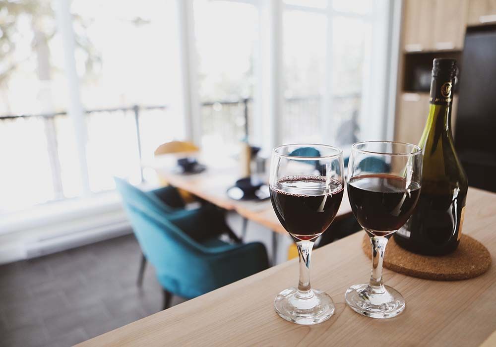 Deux verres de vin rouge dans une salle à diner