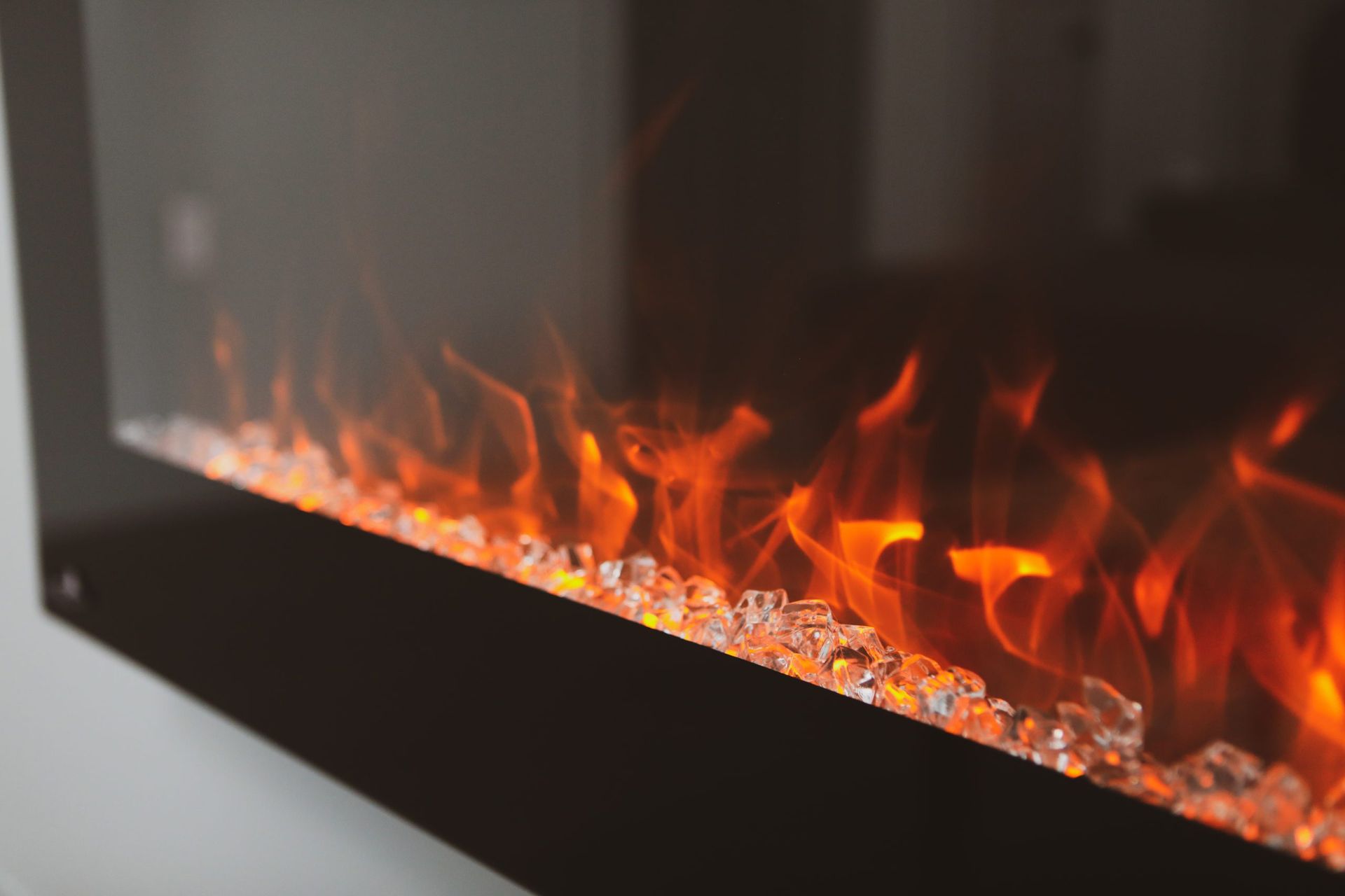 Un gros plan d'une cheminée avec des flammes qui en sortent.