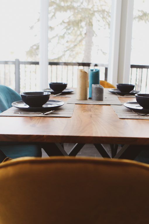 Table à diner avec assiettes