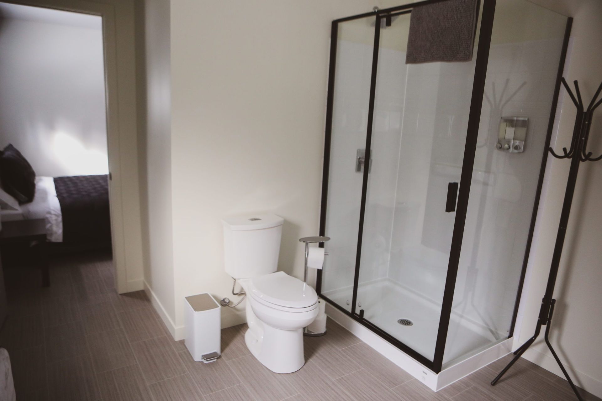 Une salle de bain avec WC et douche à l'italienne.