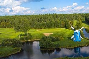 Une vue aérienne d'un terrain de golf avec un moulin à vent bleu au milieu.