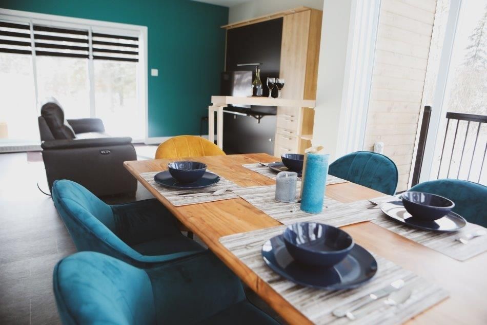 Table à manger avec assiettes 