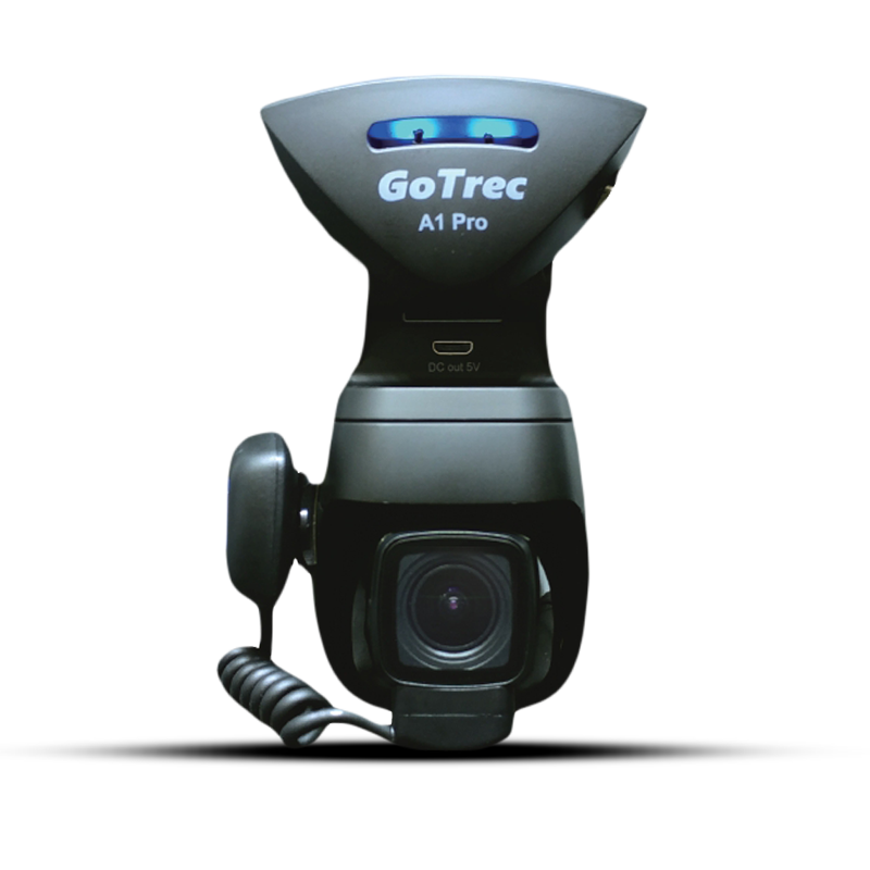 黑色 GoTrec A1 Pro 行車記錄儀，附鏡頭、螢幕和連接線。藍燈亮起。