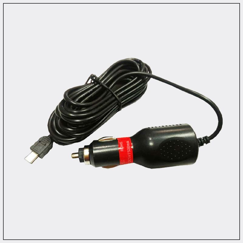 帶有紅色條紋的黑色車載充電器、螺旋電纜、USB 連接器。