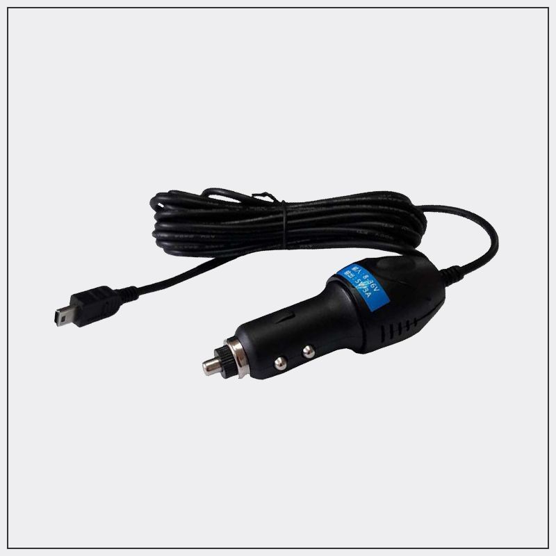 帶有微型 USB 連接器和螺旋線的黑色車載充電器。