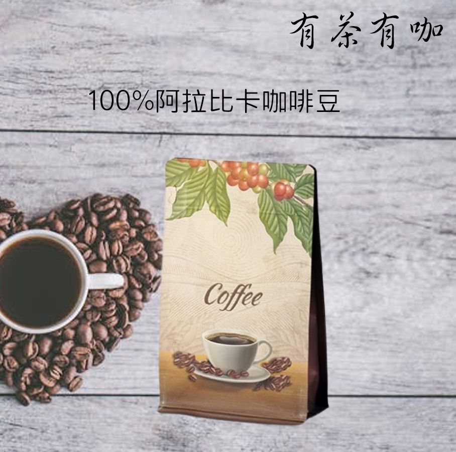 木質表面上，咖啡袋放在一杯咖啡旁邊，還有一顆心型的咖啡豆。