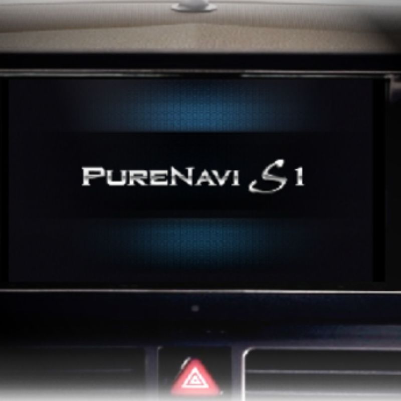 汽車儀表板上的深藍色背景螢幕上顯示 PureNavi S1 標誌。