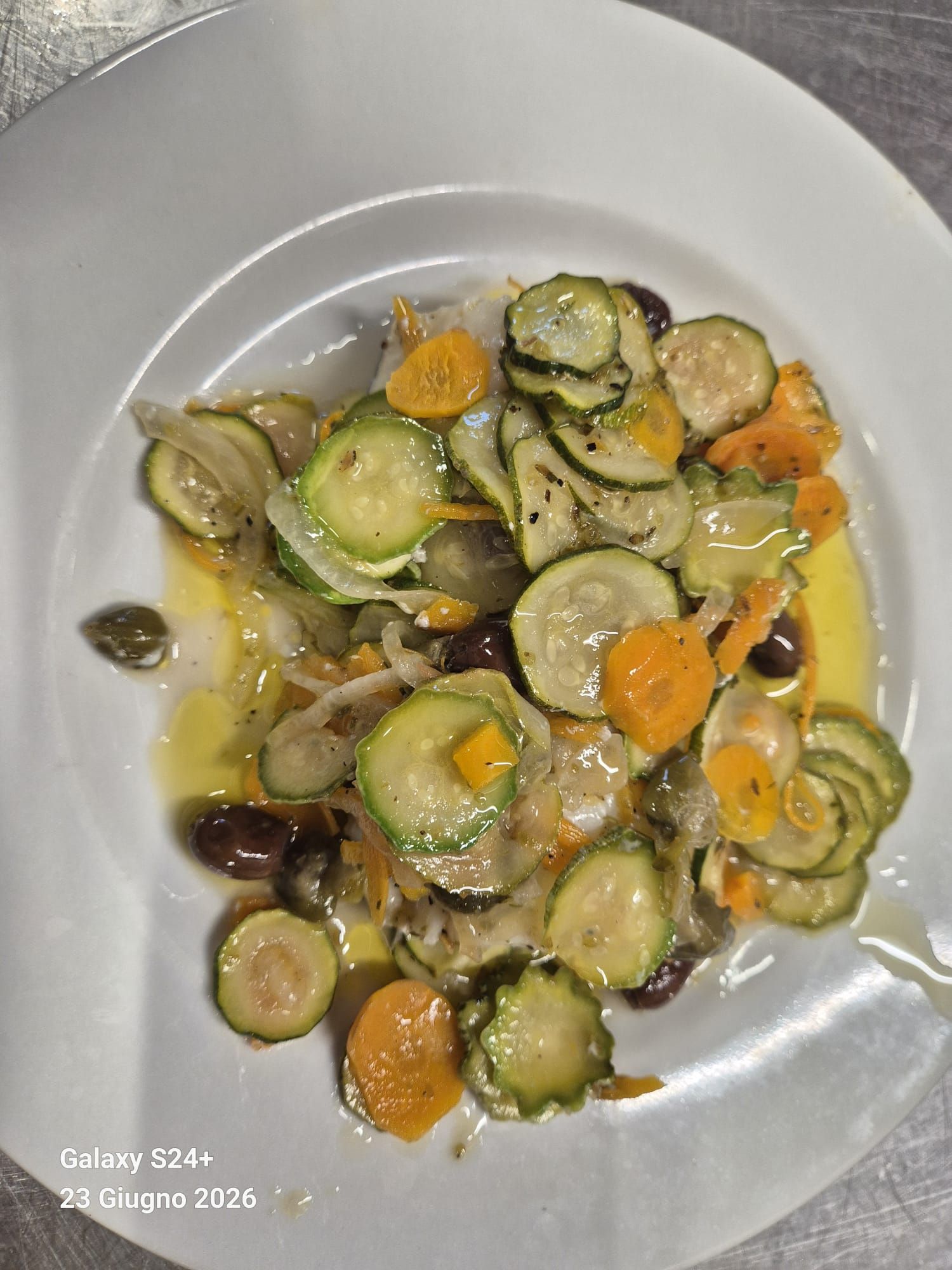 Un piatto di pezzi di pollo fritto con uno spicchio di limone su un tavolo.