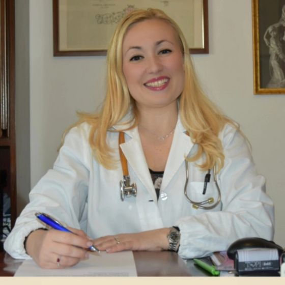 La dottoressa Pasotti Fabiola dietro la sua scrivania