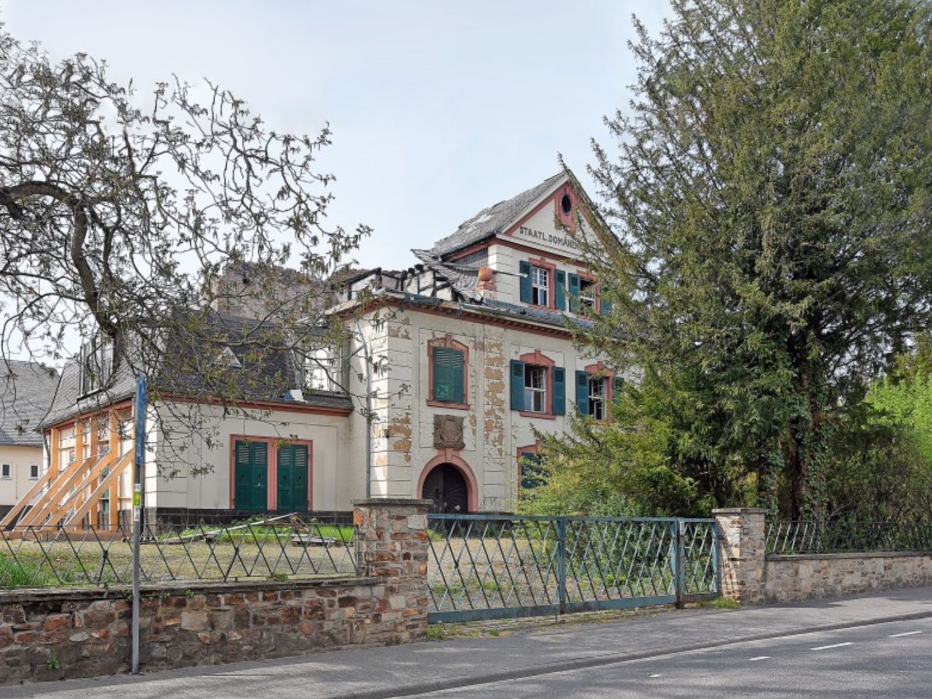 Foto Bestandsgebäude vor dem Umbau der Sanierungsmaßnahmen mit zerstörtem Dach.