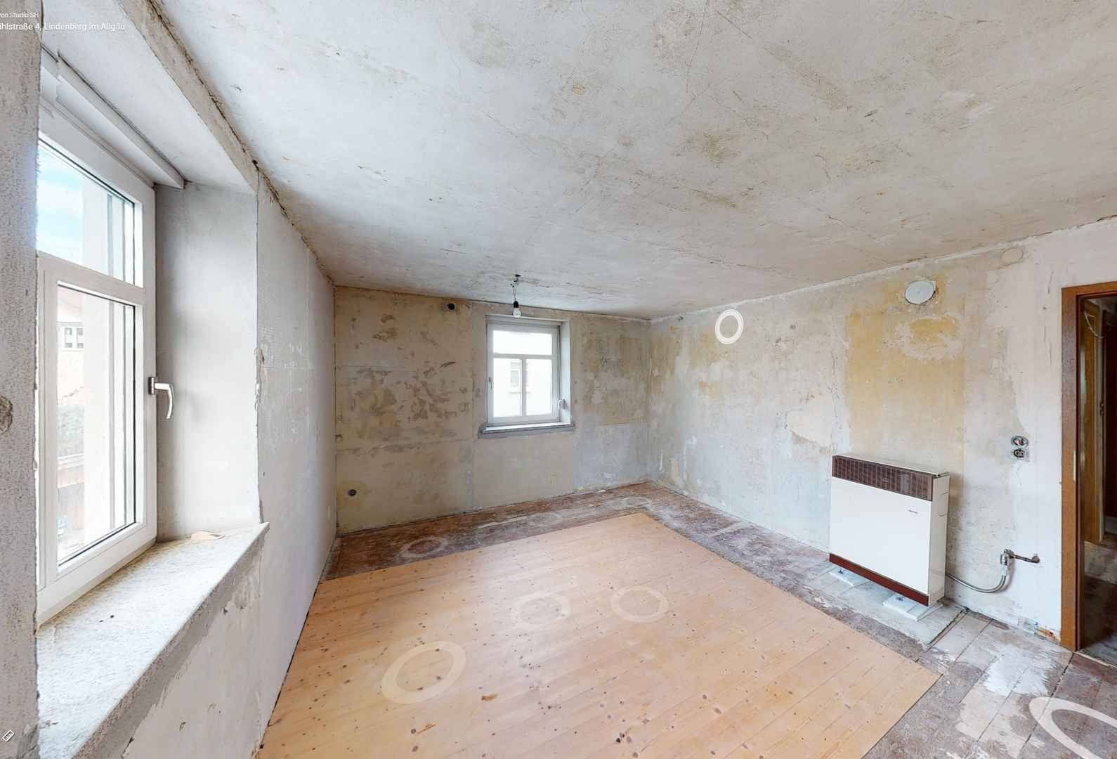 Leergeräumte Wohnung vor Kernsanierung.