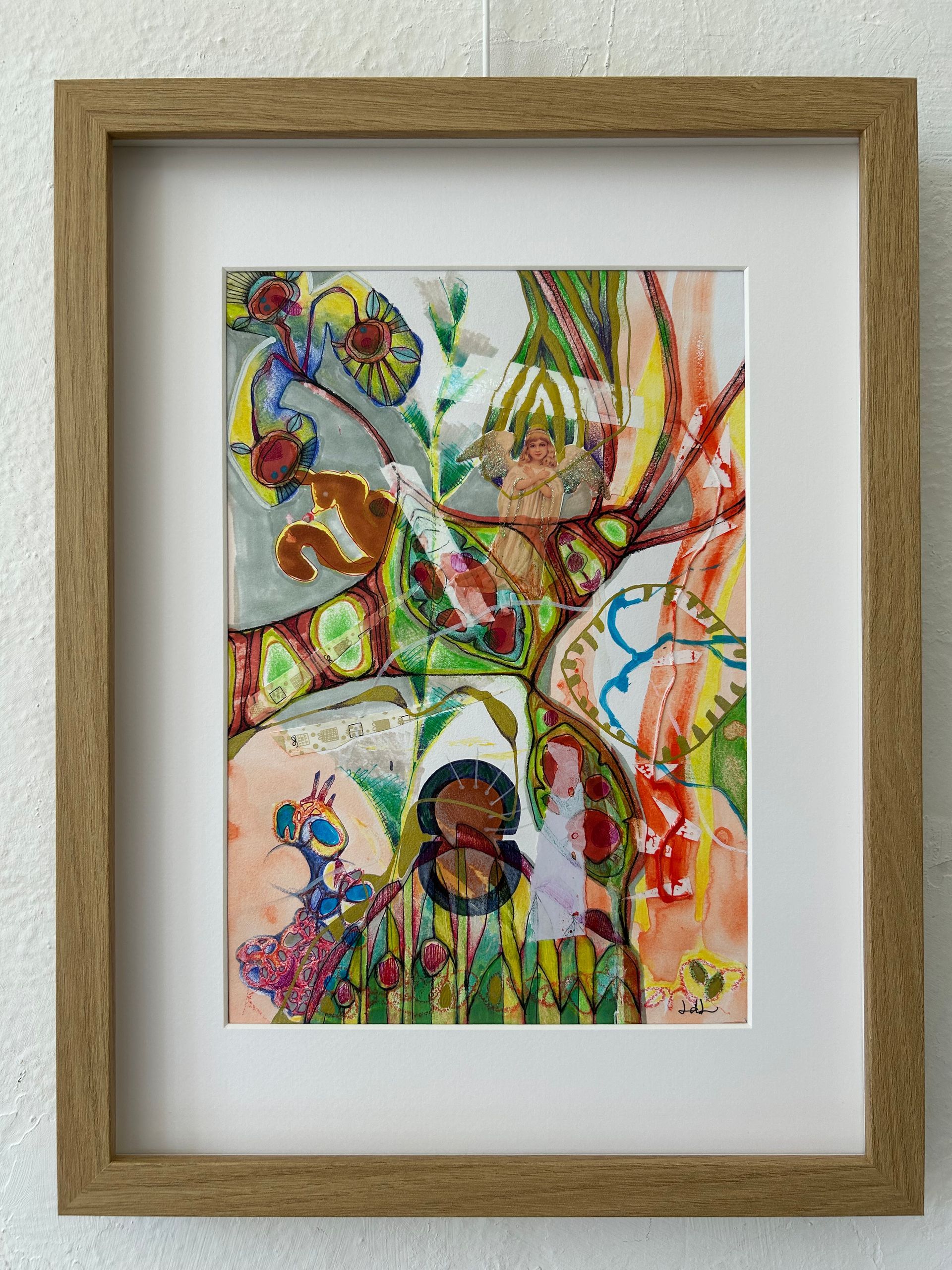 Kleurrijk abstract schilderij met gelaagde penseelstreken, ingelijst in een gouden lijst op een witte passe-partout.