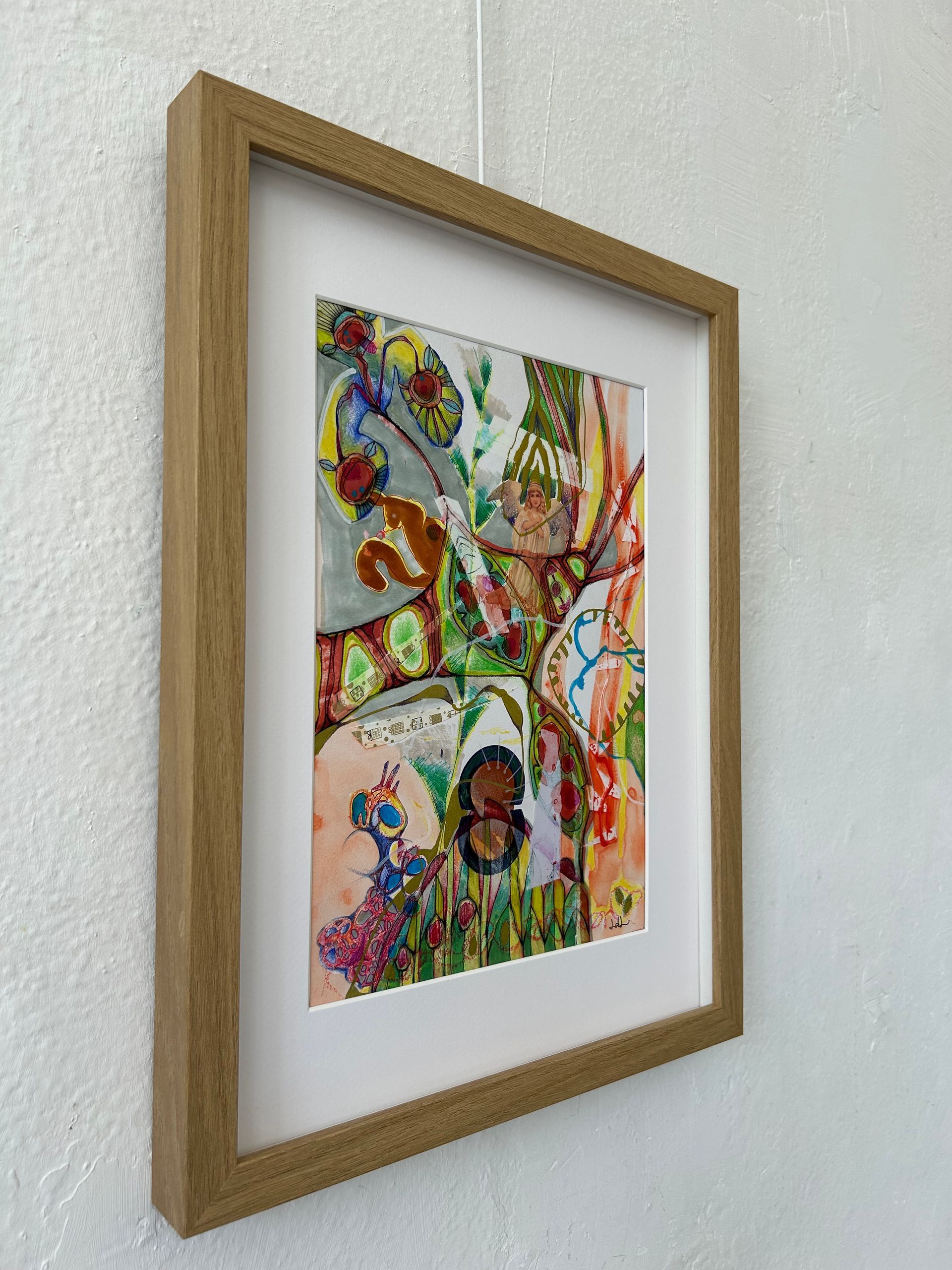 Ingelijst, kleurrijk abstract kunstwerk met heldere bloemen- en kronkelpatronen op een witte passe-partout.