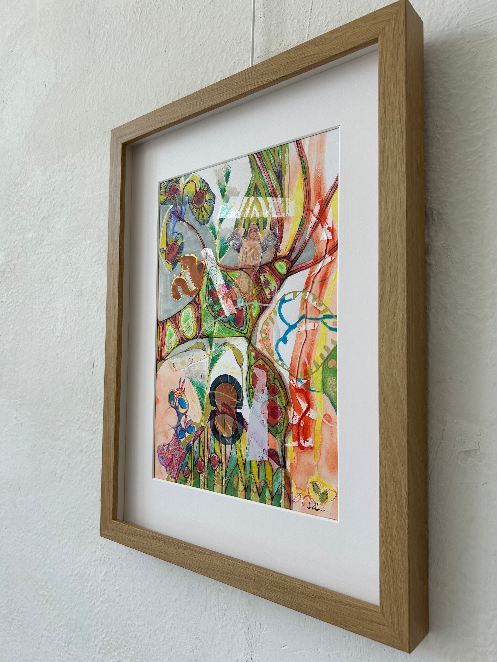 Ingelijste, kleurrijke abstracte kunstwerken aan een witte muur.