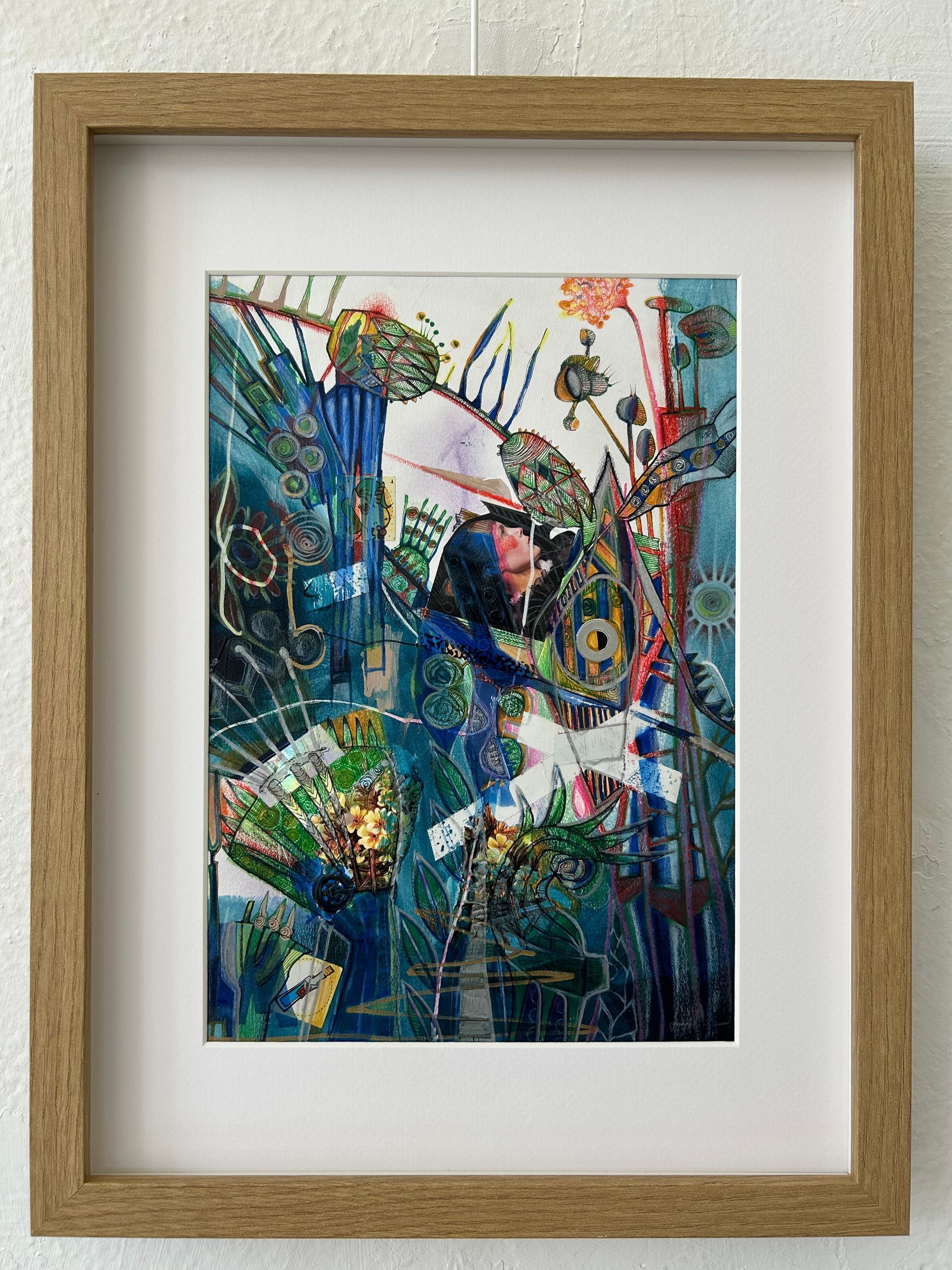 Abstract, kleurrijk schilderij in een gouden lijst, met een centrale figuur te midden van blauwe, groene en rode penseelstreken.