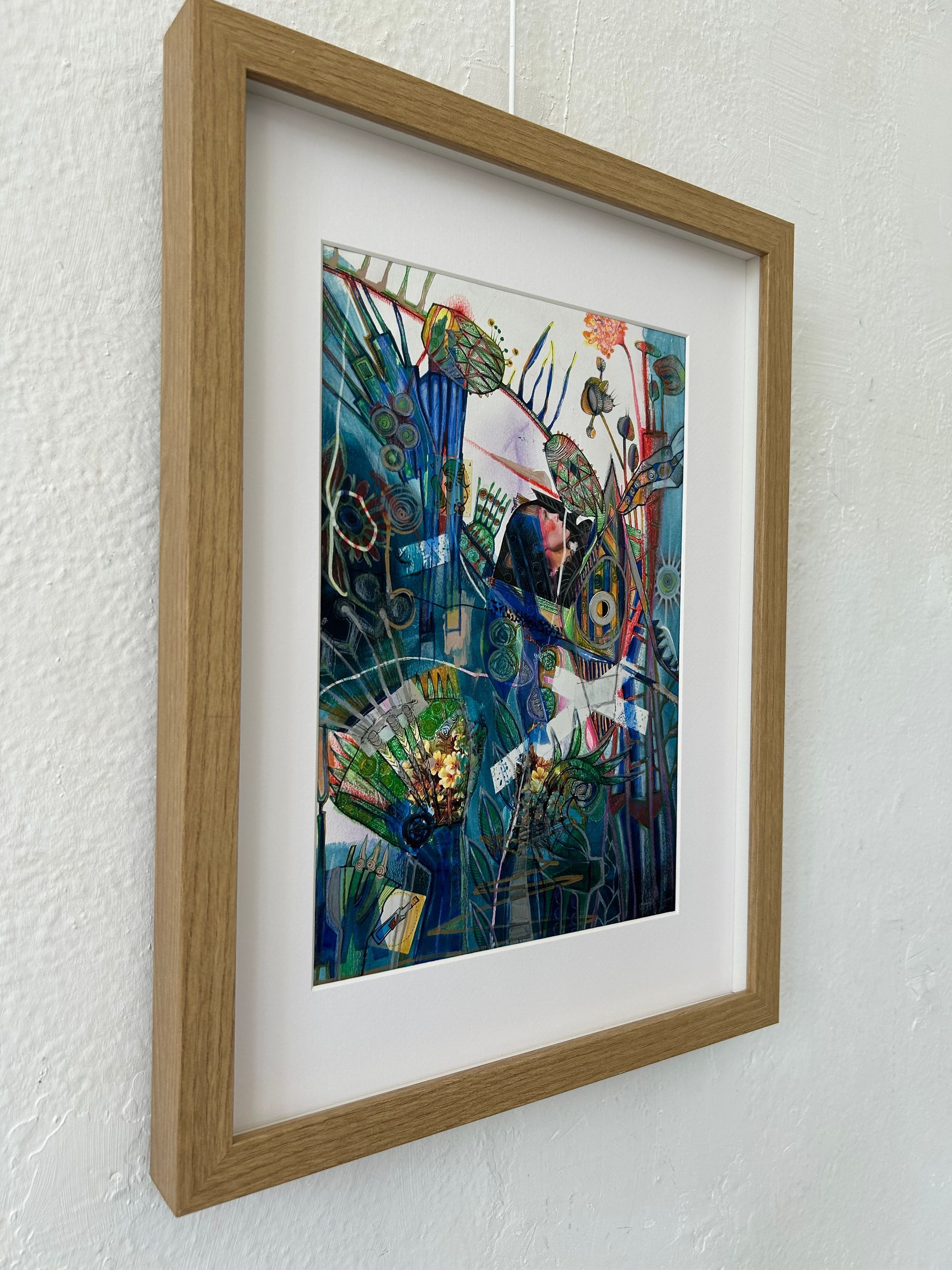 Ingelijst abstract, kleurrijk kunstwerk aan de muur.