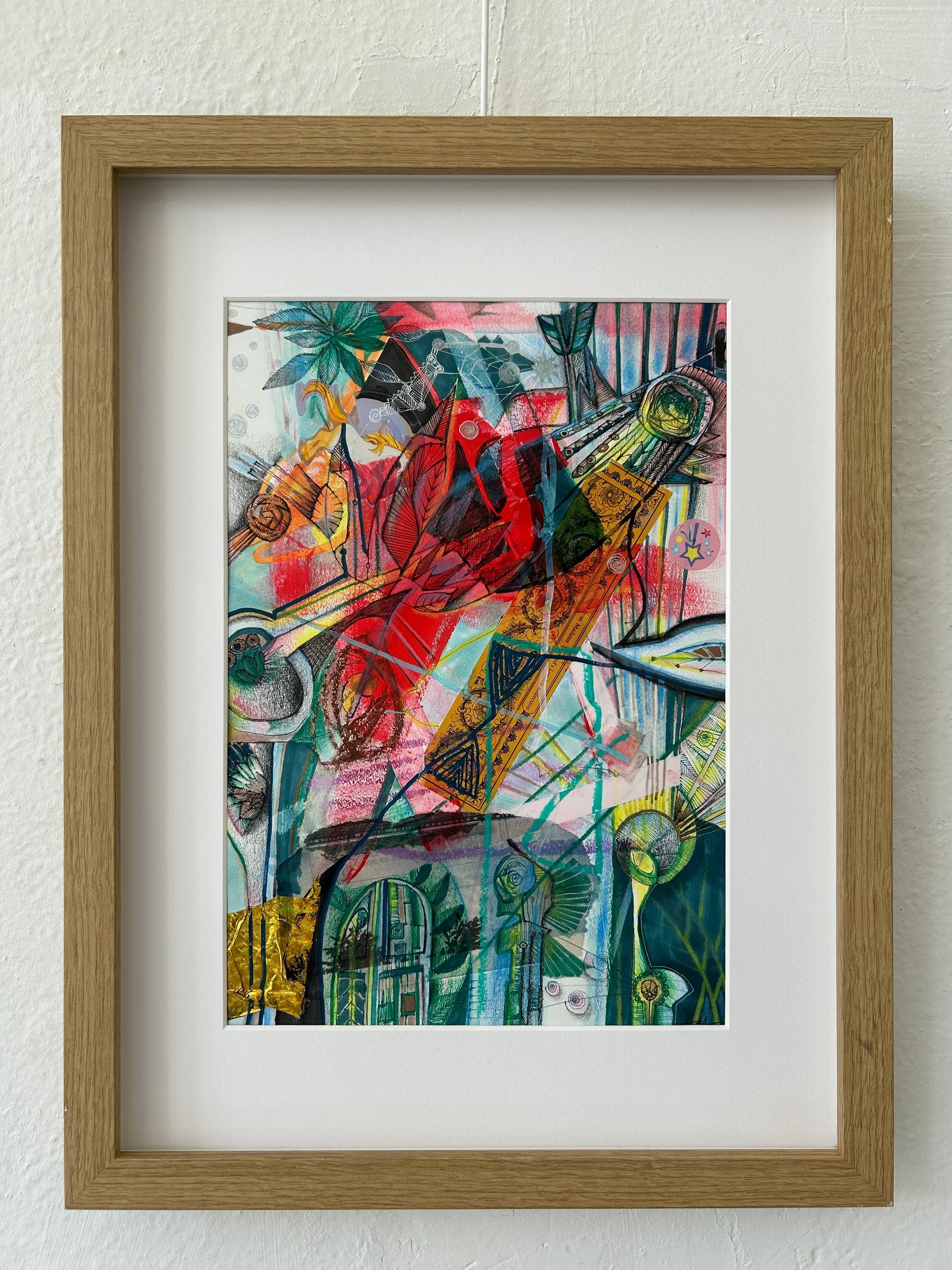 Abstract, kleurrijk schilderij in een gouden lijst met penseelstreken in rood, turquoise, geel en groen.