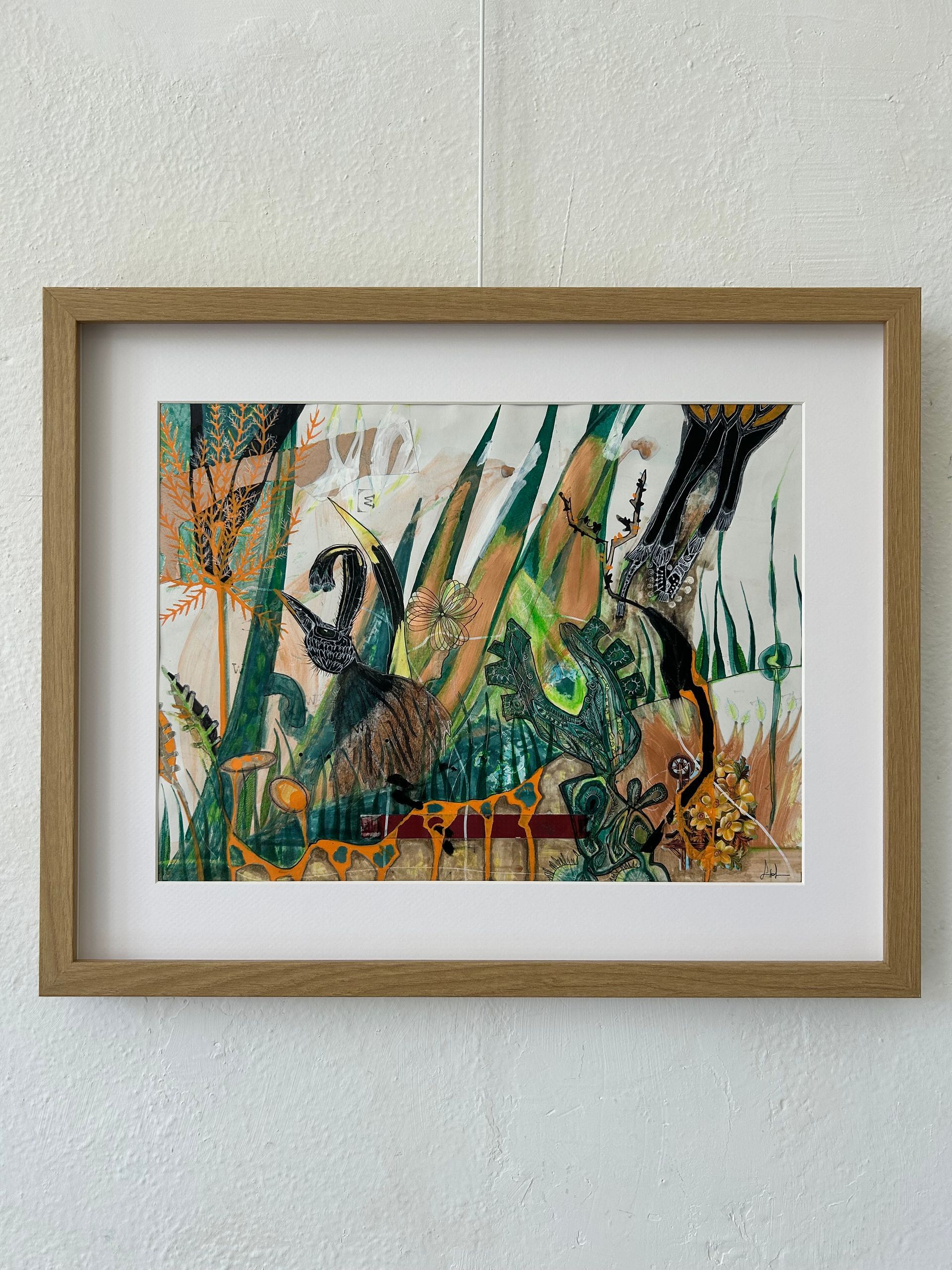Ingelijst abstract botanisch schilderij met groene en oranje strepen op een witte muur.