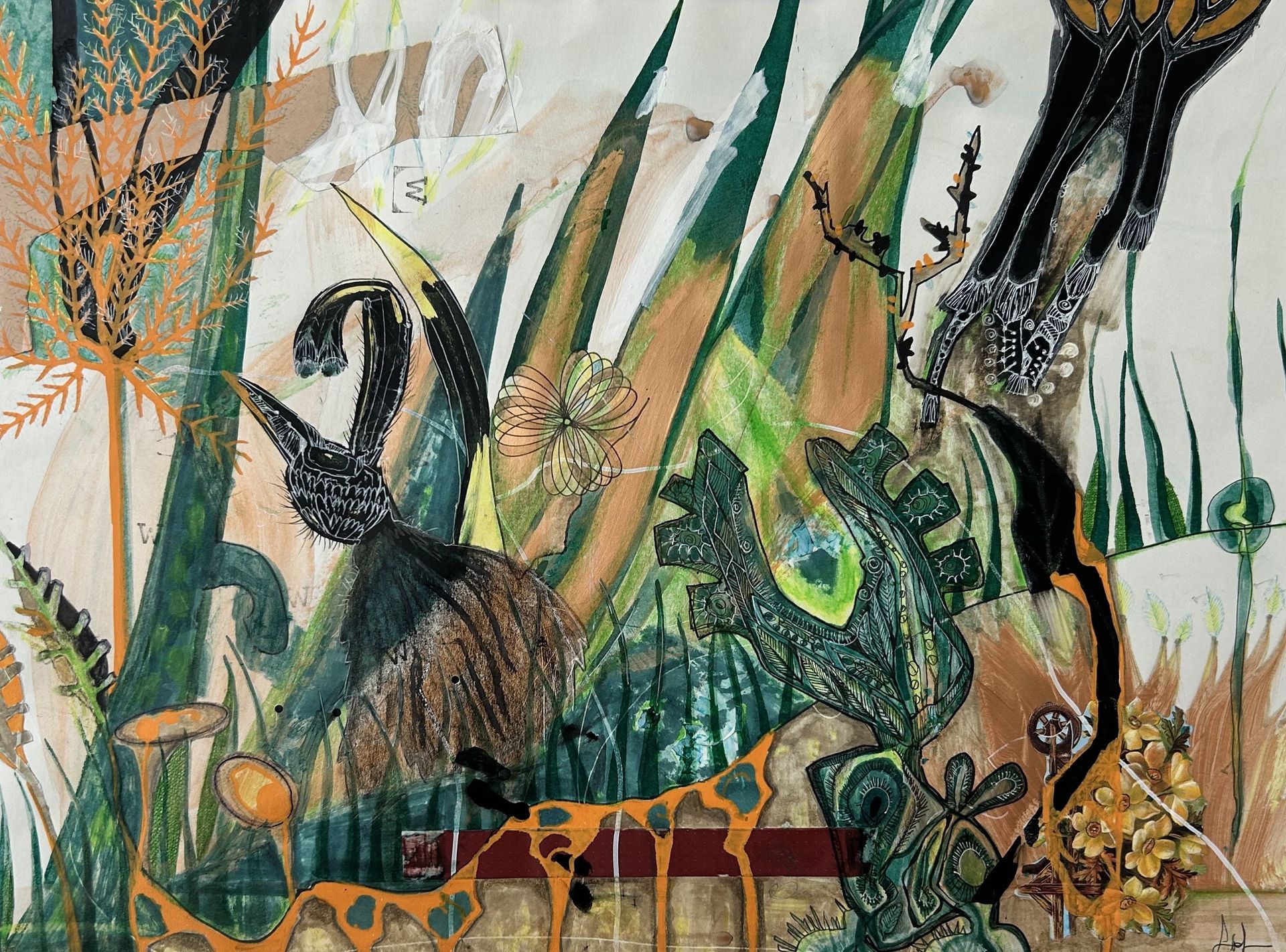 Abstract schilderij van een groene pauw tussen hoog riet en oranje bloemen, met gelaagde, aardse penseelstreken.