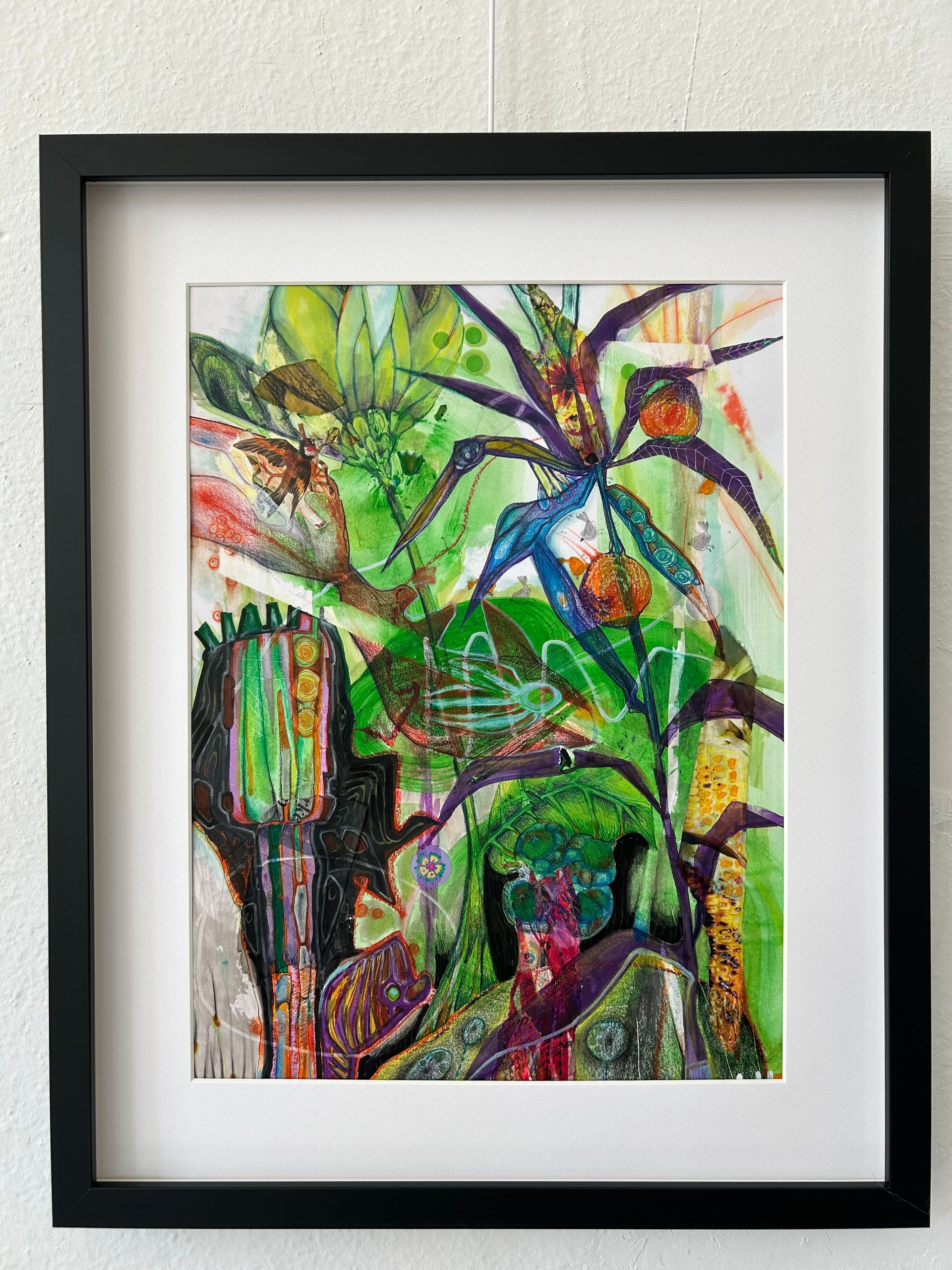Abstract, kleurrijk schilderij in een zwarte lijst, met groene, paarse, gele en blauwe penseelstreken.