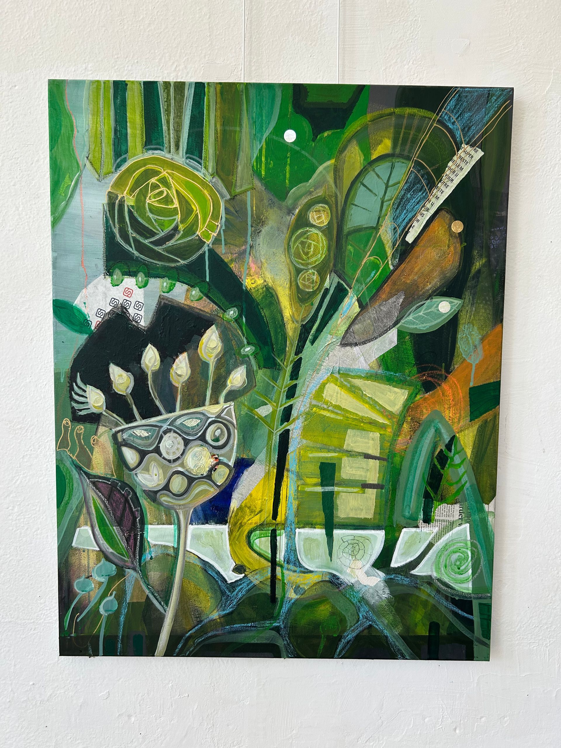 Abstract schilderij in groen en geel met gelaagde bladeren, bloemen en geometrische vormen.